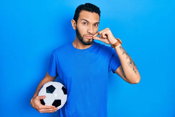 Homem Hispânico Com Barba Segurando Bola Futebol Boca Lábios Fechados — Fotografia de Stock