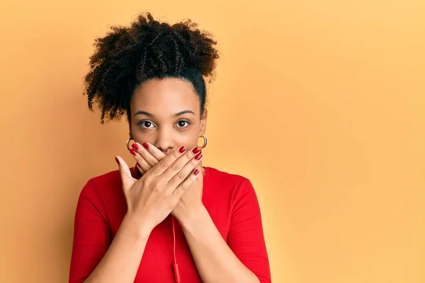 Fiatal Afro Amerikai Lány Fülhallgatóval Hallgatta Zenét Véletlenül Eltakarta Száját — Stock Fotó