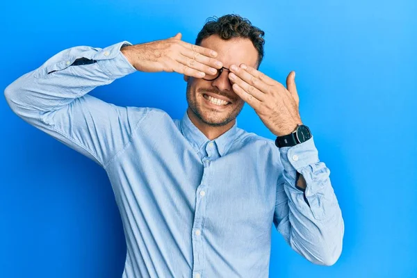 Ung Latinamerikansk Man Klädd Avslappnade Kläder Och Glasögon Som Täcker — Stockfoto