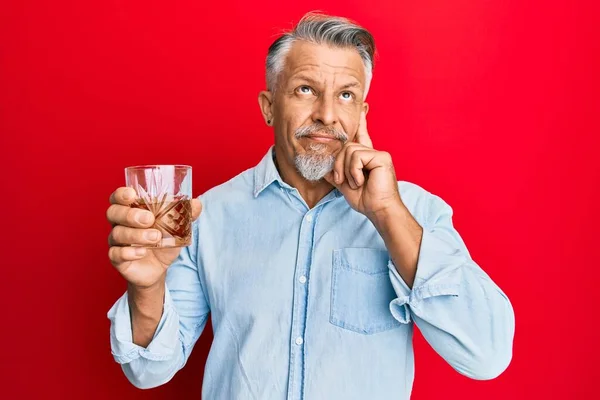 Medelålders Gråhårig Man Dricker Glas Whisky Allvarligt Ansikte Tänker Fråga — Stockfoto