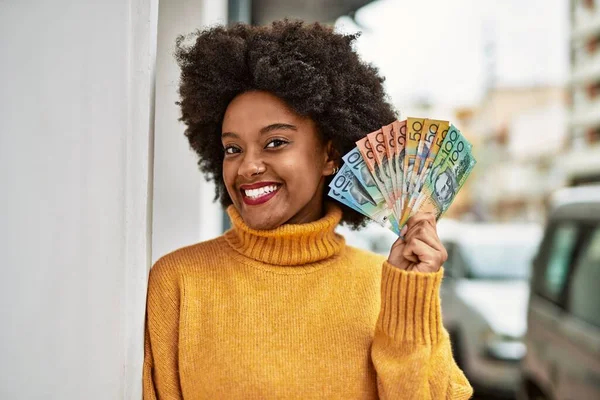 Ung Afrikansk Amerikansk Flicka Ler Glad Håller Australiensiska Dollar Stan — Stockfoto