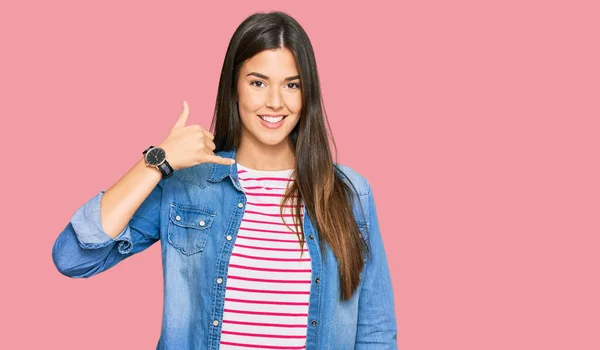 Joven Morena Vestida Con Ropa Casual Sonriendo Haciendo Gesto Telefónico —  Fotos de Stock