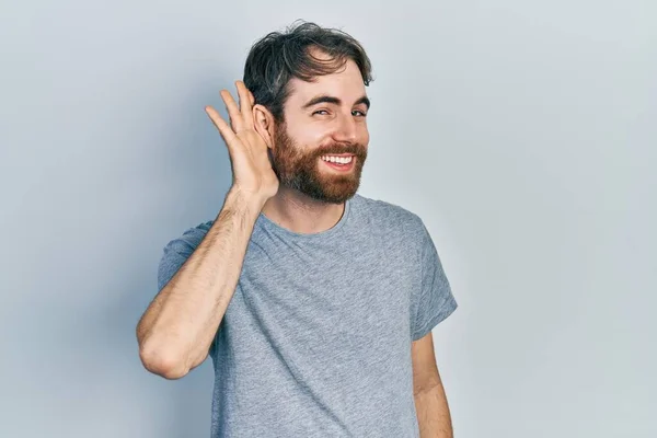 Homem Caucasiano Com Barba Vestindo Camiseta Cinza Casual Sorrindo Com — Fotografia de Stock