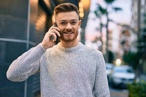 Νεαρός Καυκάσιος Άνδρας Χαμογελά Χαρούμενος Μιλώντας Στο Smartphone Της Πόλης — Φωτογραφία Αρχείου