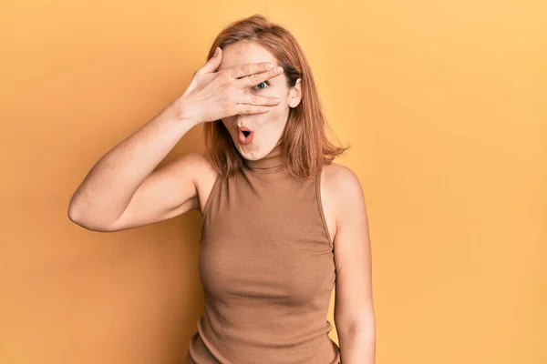 Giovane Donna Caucasica Indossa Stile Casual Con Abito Senza Maniche — Foto Stock