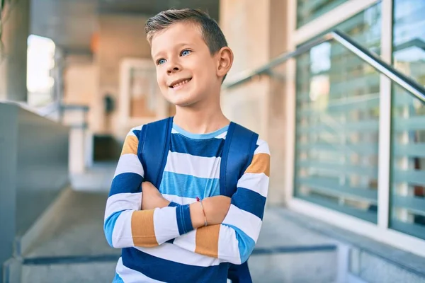 Чарівний Білий Студент Хлопчик Посміхається Щасливий Стоячи Місті — стокове фото