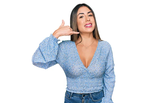 Ung Latinamerikansk Kvinna Klädd Vardagskläder Leende Gör Telefongest Med Hand — Stockfoto