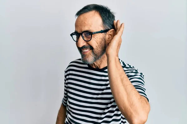 Hispánec Středního Věku Oblečený Neformálního Oblečení Brýlí Usmívá Rukou Přes — Stock fotografie