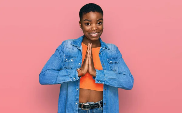 Mladý Africký Američan Žena Sobě Ležérní Oblečení Modlí Rukama Dohromady — Stock fotografie