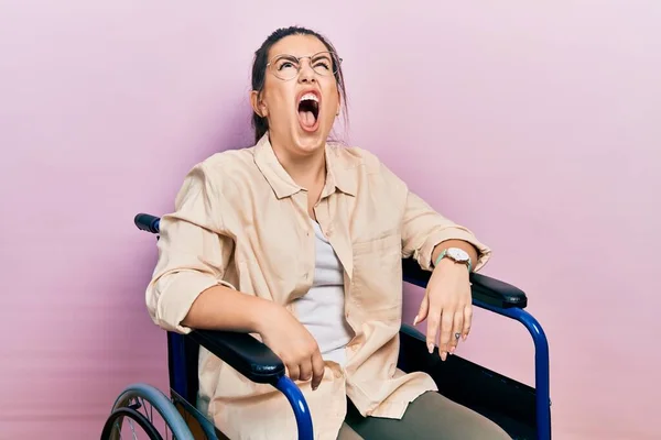 Jovem Hispânica Sentada Cadeira Rodas Com Raiva Louca Gritando Frustrada — Fotografia de Stock