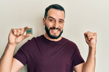 Cpu bilgisayar işlemcisi sakallı genç adam gururla haykırıyor, zaferi ve başarıyı kutluyor. 