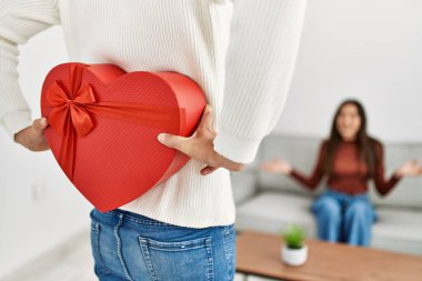 Genç İspanyol çift gülümsüyor. Sevgililer günü hediyesiyle mutlu bir sürpriz..