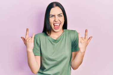 Mavi gözlü, sıradan tişörtlü, çılgın bir ifadeyle bağıran, elleri havada rock sembolü yapan güzel bir kadın. Müzik yıldızı. ağır kavram. 