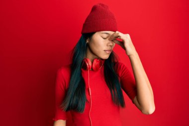 Kulaklık takıp müzik dinleyen Çinli genç bir kadın. Burun ve gözler sürtünmekten yorgun düşmüş. Yorgunluk ve baş ağrısı çekiyor. Stres ve hüsran kavramı. 