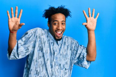 Sakallı genç Afro-Amerikalı adam çılgın kutlamalar yapıyor ve kollarını kaldırmış ve gözleri açık heyecanla haykırarak başarıyı kutluyor. Kazanan konsept 