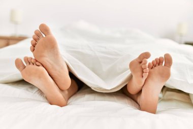 Evdeki yatakta çarşafın birkaç metre altında..