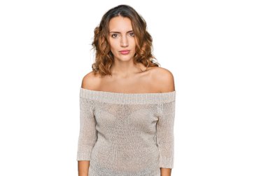 Gündelik kıyafetler giyen güzel beyaz bir kadın. Yüzünde ciddi bir ifadeyle rahatlamış. Basit ve doğal bir şekilde kameraya bakıyorsun.. 