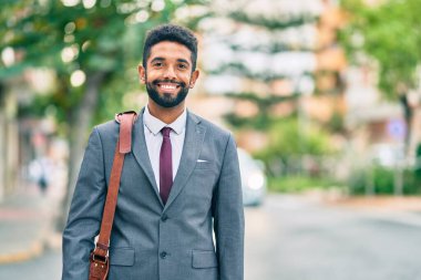 Genç Afrikalı Amerikalı iş adamı şehirde mutlu mesut dikiliyor..