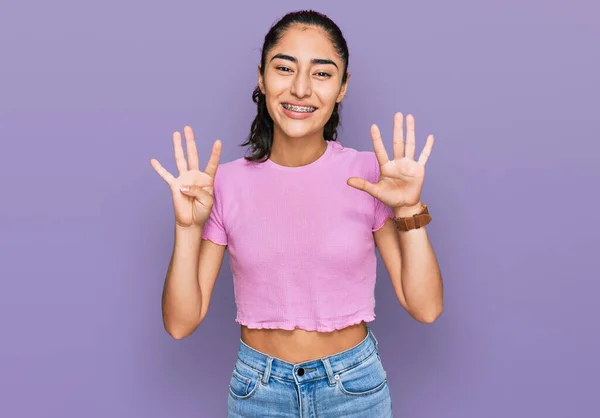 Hispanisches Teenager Mädchen Mit Zahnspange Trägt Lässige Kleidung Und Zeigt — Stockfoto