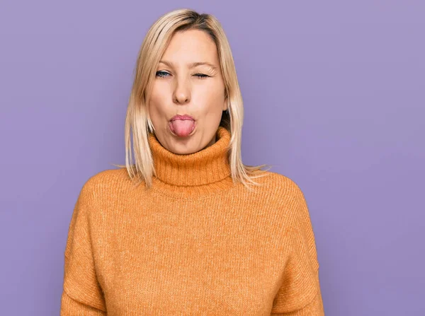 Middelbare Leeftijd Blanke Vrouw Dragen Casual Winter Trui Steken Tong — Stockfoto