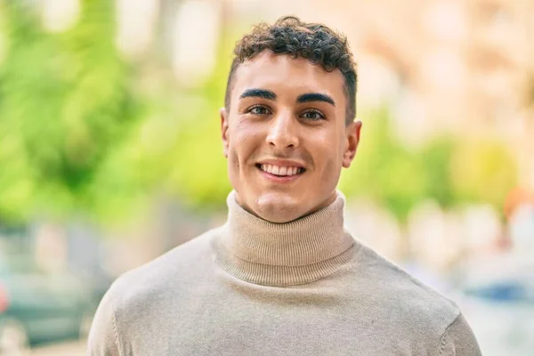 Joven Hispano Sonriendo Feliz Pie Ciudad —  Fotos de Stock