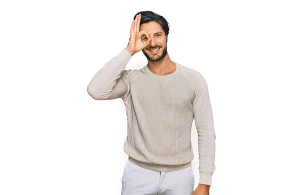 Giovane Uomo Ispanico Indossa Abiti Casual Sorridente Felice Facendo Segno — Foto Stock