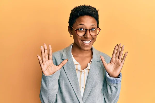 Chica Afroamericana Joven Con Chaqueta Negocios Gafas Celebrando Loco Sorprendido —  Fotos de Stock