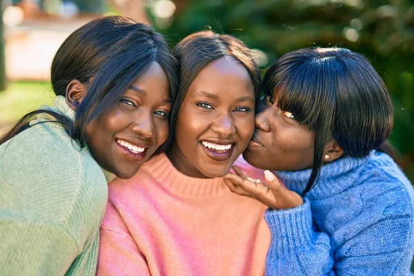 Drie Afrikaanse Amerikaanse Vrienden Lachen Gelukkig Zoenen Het Park — Stockfoto