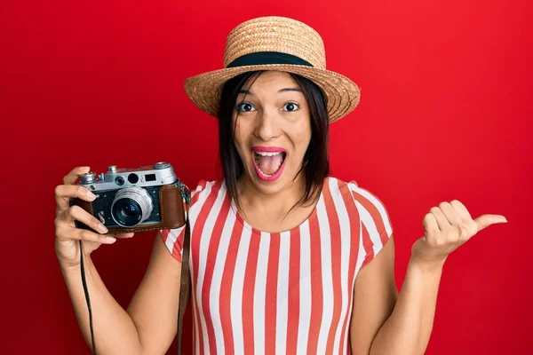 Junge Lateinische Frau Mit Sommermütze Und Vintage Kamera Die Den — Stockfoto