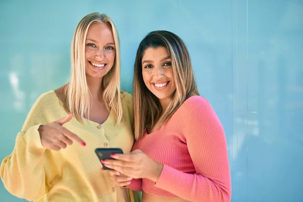 Two Beautiful Young Girl Friends Together Having Fun City Using — Stock Photo, Image