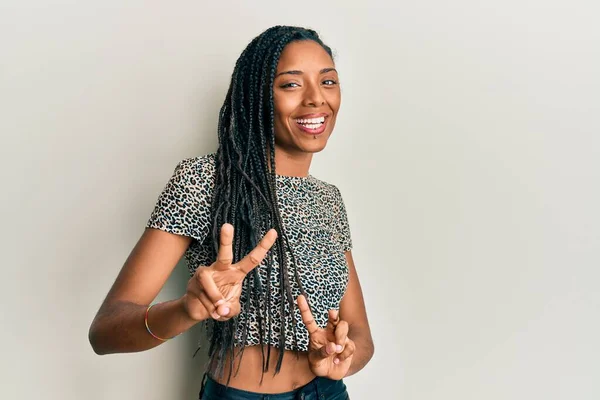 Mulher Afro Americana Vestindo Roupas Casuais Sorrindo Olhando Para Câmera — Fotografia de Stock