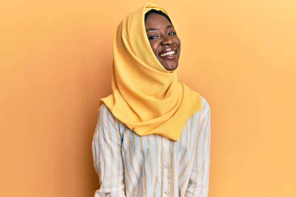 美しいアフリカの若い女性は 伝統的なイスラムのヒジャーブスカーフを離れて顔に笑顔で横に見て着て 自然な表情 自信を持って — ストック写真