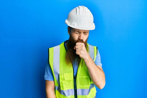 Homem Ruivo Com Barba Comprida Usando Capacete Segurança Jaqueta Reflexiva — Fotografia de Stock