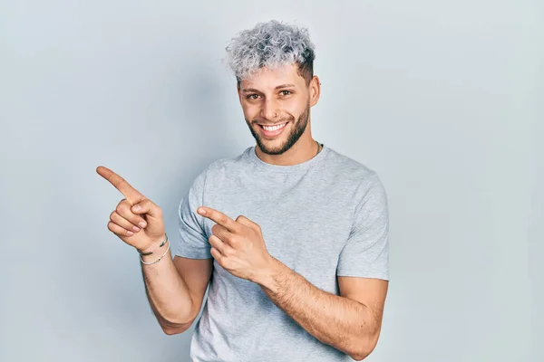 Junger Hispanischer Mann Mit Modern Gefärbten Haaren Trägt Lässig Graues — Stockfoto