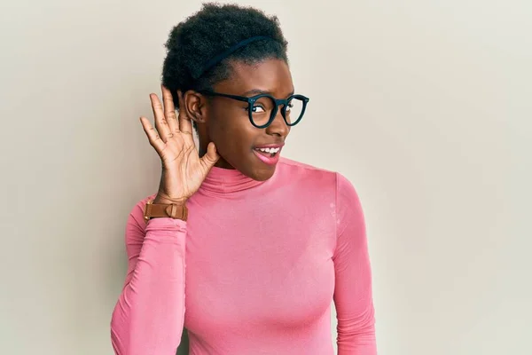 Sıradan Kıyafetler Gözlüklerle Gülümseyen Genç Afro Amerikalı Bir Kız Kulaktan — Stok fotoğraf