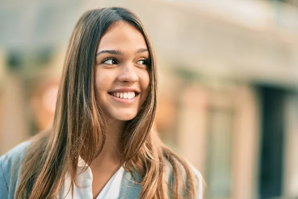 Jovem Empresária Latina Sorrindo Feliz Cidade — Fotografia de Stock