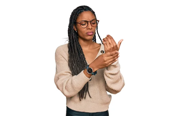 Afro Amerikaanse Vrouw Het Dragen Van Casual Kleding Lijden Pijn — Stockfoto