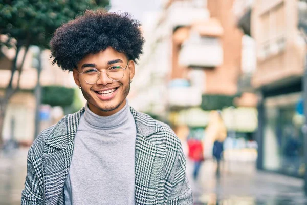 Ung Afrikansk Amerikansk Affärsman Ler Lycklig Stående Vid Staden — Stockfoto