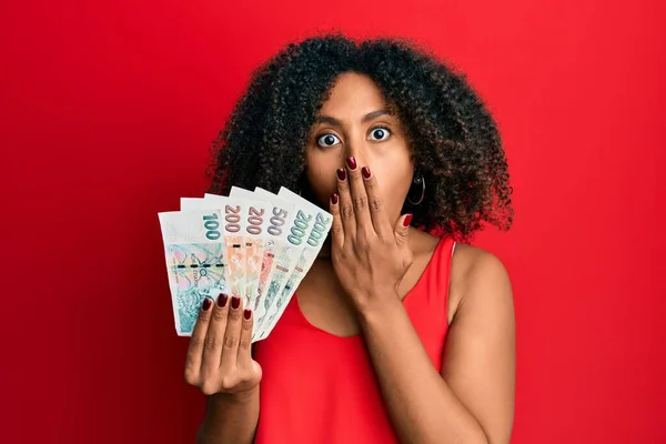 Hermosa Mujer Afroamericana Con Cabello Afro Sosteniendo Billetes Coronas Checas —  Fotos de Stock