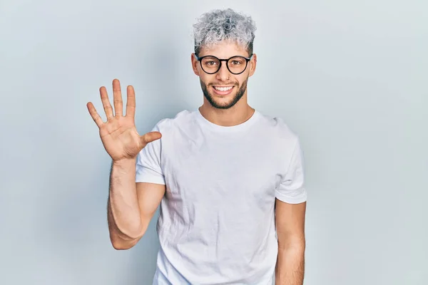 Homem Hispânico Jovem Com Cabelo Tingido Moderno Vestindo Shirt Branca — Fotografia de Stock