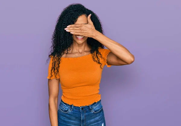 Afro Amerikaanse Vrouw Van Middelbare Leeftijd Met Casual Kleding Een — Stockfoto