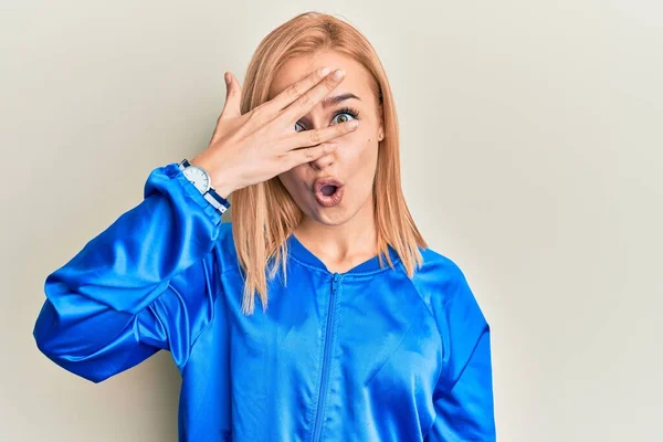 Bella Donna Caucasica Che Indossa Abbigliamento Sportivo Sbirciare Shock Che — Foto Stock