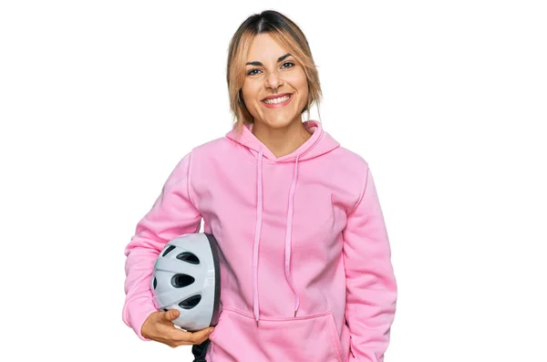 Joven Mujer Caucásica Sosteniendo Casco Bicicleta Con Aspecto Positivo Feliz — Foto de Stock