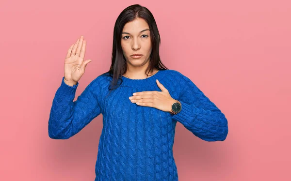 Junge Hispanische Frau Lässiger Kleidung Schwört Mit Der Hand Auf — Stockfoto