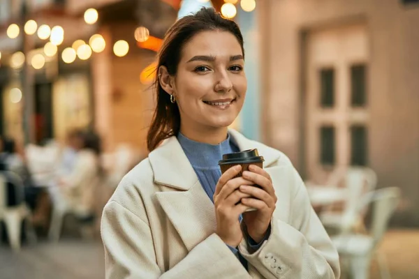 Jonge Latino Vrouw Glimlachend Gelukkig Drinken Afhalen Koffie Stad — Stockfoto