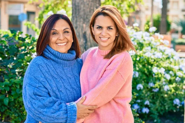 Madre Hija Hispanas Sonriendo Felices Abrazándose Parque —  Fotos de Stock