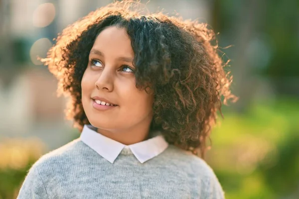 Förtjusande Hispanic Barn Flicka Leende Lycklig Stående Parken — Stockfoto