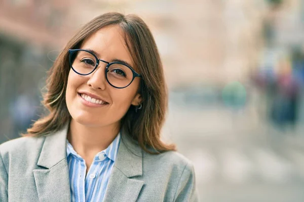 Ung Latinamerikansk Affärskvinna Ler Lycklig Stående Vid Staden — Stockfoto