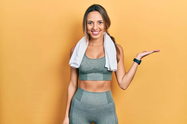 Hermosa Mujer Hispana Usando Ropa Deportiva Toalla Sonriente Alegre Presentando — Foto de Stock