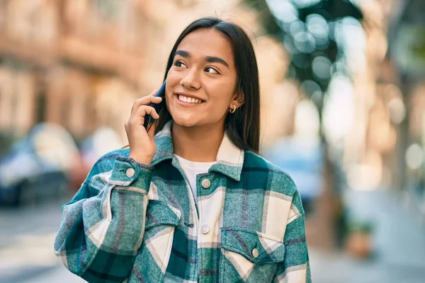 Genç Latin Kız Gülümsüyor Şehirdeki Akıllı Telefondan Konuşuyor — Stok fotoğraf